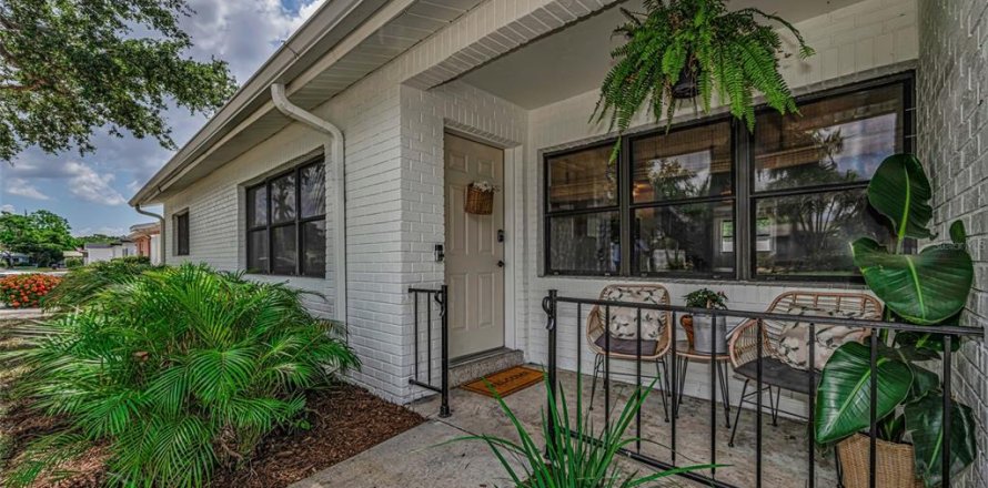 House in Saint Petersburg, Florida 3 bedrooms, 113.99 sq.m. № 2151600