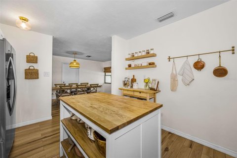 House in Saint Petersburg, Florida 3 bedrooms, 113.99 sq.m. № 2151600 - photo 14