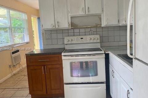 Купить коммерческую недвижимость в Норт-Майами-Бич, Флорида № 2048503 - фото 4