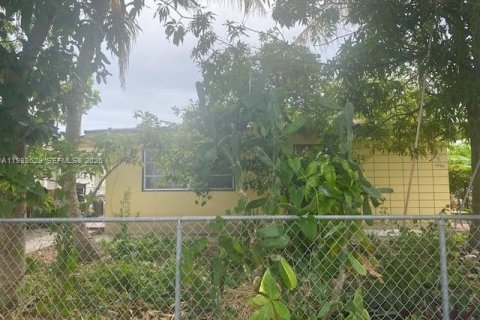 Коммерческая недвижимость в Норт-Майами-Бич, Флорида № 2048503