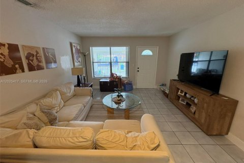 House in Miami, Florida 4 bedrooms, 166.3 sq.m. № 2188643 - photo 16