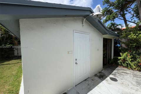 House in Miami, Florida 4 bedrooms, 166.3 sq.m. № 2188643 - photo 25
