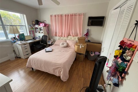 House in Miami, Florida 4 bedrooms, 166.3 sq.m. № 2188643 - photo 7