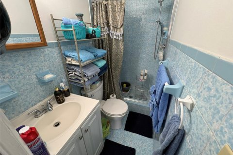 House in Miami, Florida 4 bedrooms, 166.3 sq.m. № 2188643 - photo 24