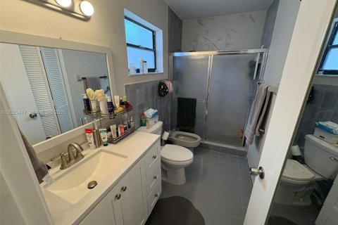 House in Miami, Florida 4 bedrooms, 166.3 sq.m. № 2188643 - photo 10