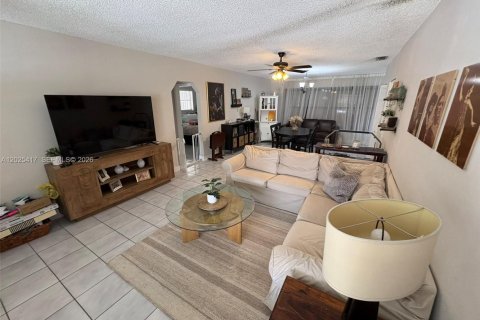 House in Miami, Florida 4 bedrooms, 166.3 sq.m. № 2188643 - photo 17
