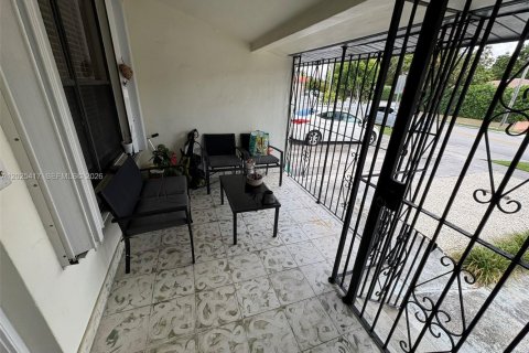 House in Miami, Florida 4 bedrooms, 166.3 sq.m. № 2188643 - photo 5