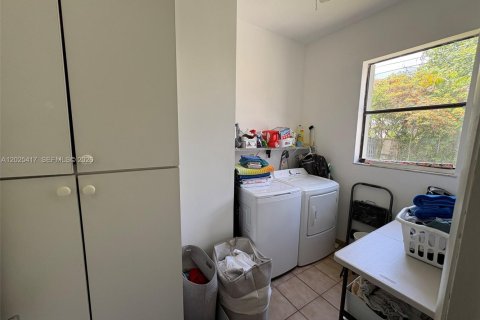 House in Miami, Florida 4 bedrooms, 166.3 sq.m. № 2188643 - photo 18