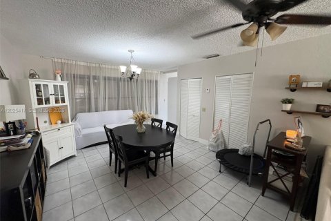 House in Miami, Florida 4 bedrooms, 166.3 sq.m. № 2188643 - photo 15