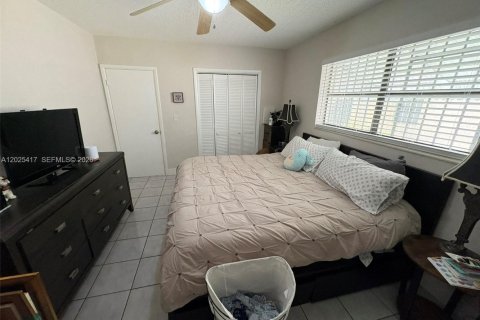 House in Miami, Florida 4 bedrooms, 166.3 sq.m. № 2188643 - photo 9