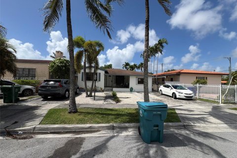 House in Miami, Florida 4 bedrooms, 166.3 sq.m. № 2188643 - photo 2