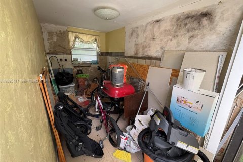 House in Miami, Florida 4 bedrooms, 166.3 sq.m. № 2188643 - photo 26
