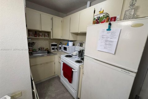 House in Miami, Florida 4 bedrooms, 166.3 sq.m. № 2188643 - photo 23