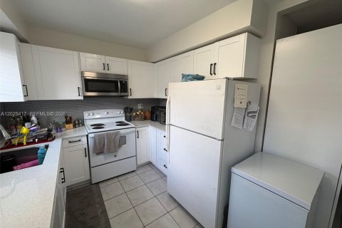 House in Miami, Florida 4 bedrooms, 166.3 sq.m. № 2188643 - photo 20