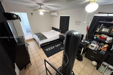 House in Miami, Florida 4 bedrooms, 166.3 sq.m. № 2188643 - photo 14