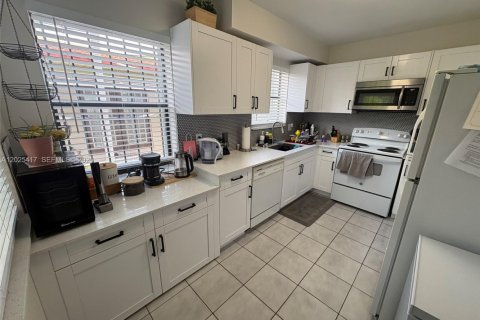 House in Miami, Florida 4 bedrooms, 166.3 sq.m. № 2188643 - photo 19