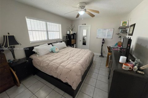 House in Miami, Florida 4 bedrooms, 166.3 sq.m. № 2188643 - photo 8