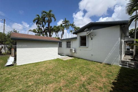 House in Miami, Florida 4 bedrooms, 166.3 sq.m. № 2188643 - photo 3