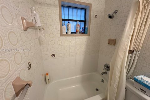 House in Miami, Florida 4 bedrooms, 166.3 sq.m. № 2188643 - photo 12