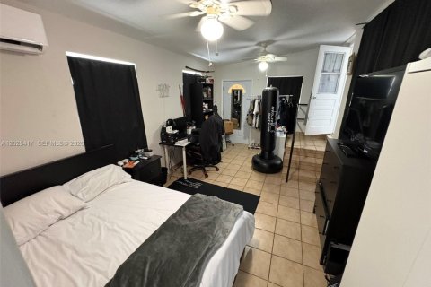 House in Miami, Florida 4 bedrooms, 166.3 sq.m. № 2188643 - photo 13