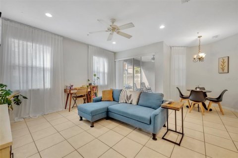 Townhouse in Winter Springs, Florida 3 bedrooms, 177.81 sq.m. № 1827652 - photo 17