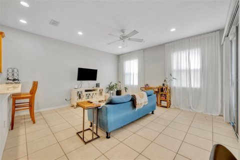 Townhouse in Winter Springs, Florida 3 bedrooms, 177.81 sq.m. № 1827652 - photo 13