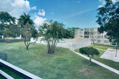 Condo in Miami, Florida, 1 bedroom  № 1989241 - photo 12