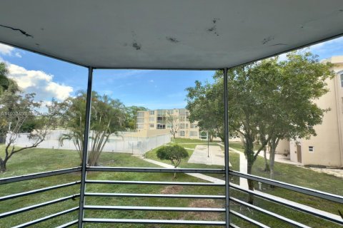 Condo in Miami, Florida, 1 bedroom  № 1989241 - photo 14