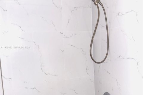 Condo in Miami, Florida, 1 bedroom  № 1989241 - photo 21