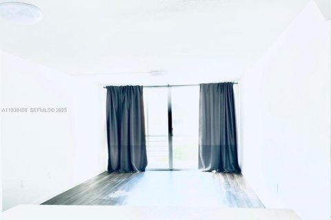 Condo in Miami, Florida, 1 bedroom  № 1989241 - photo 9