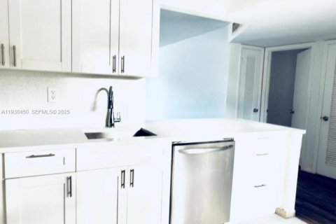 Condo in Miami, Florida, 1 bedroom  № 1989241 - photo 8