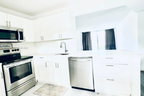 Condo in Miami, Florida, 1 bedroom  № 1989241 - photo 4