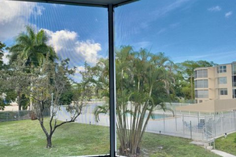 Condo in Miami, Florida, 1 bedroom  № 1989241 - photo 15