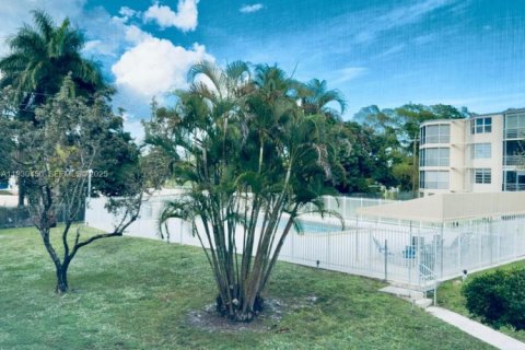 Condo in Miami, Florida, 1 bedroom  № 1989241 - photo 11