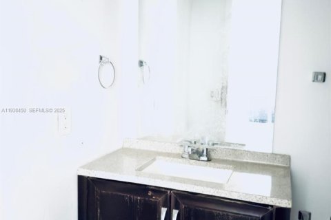 Condo in Miami, Florida, 1 bedroom  № 1989241 - photo 22