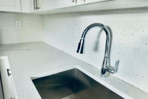 Condo in Miami, Florida, 1 bedroom  № 1989241 - photo 7