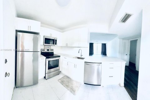 Condo in Miami, Florida, 1 bedroom  № 1989241 - photo 1