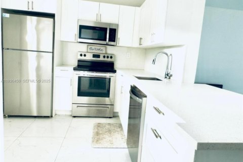 Condo in Miami, Florida, 1 bedroom  № 1989241 - photo 6