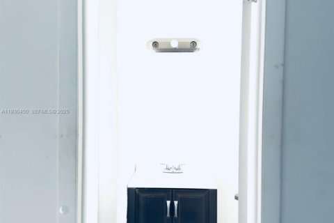 Condo in Miami, Florida, 1 bedroom  № 1989241 - photo 17