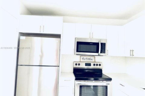 Condo in Miami, Florida, 1 bedroom  № 1989241 - photo 5