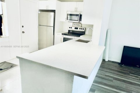 Condo in Miami, Florida, 1 bedroom  № 1989241 - photo 3