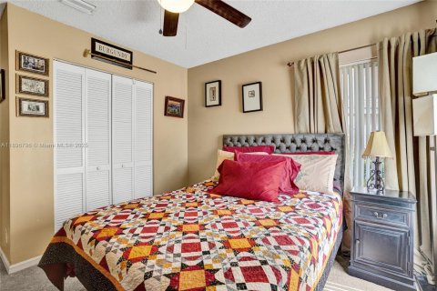 House in Pembroke Pines, Florida 3 bedrooms, 120.03 sq.m. № 1971312 - photo 19