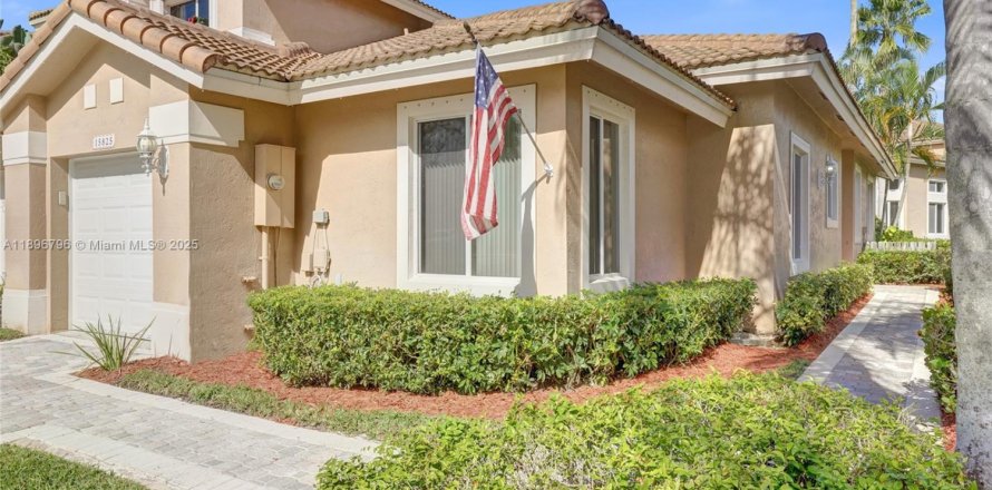 House in Pembroke Pines, Florida 3 bedrooms, 120.03 sq.m. № 1971312