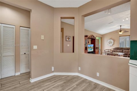 House in Pembroke Pines, Florida 3 bedrooms, 120.03 sq.m. № 1971312 - photo 11