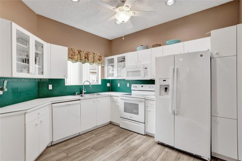 House in Pembroke Pines, Florida 3 bedrooms, 120.03 sq.m. № 1971312 - photo 10