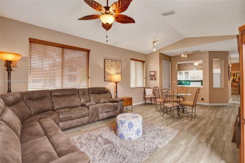 House in Pembroke Pines, Florida 3 bedrooms, 120.03 sq.m. № 1971312 - photo 15