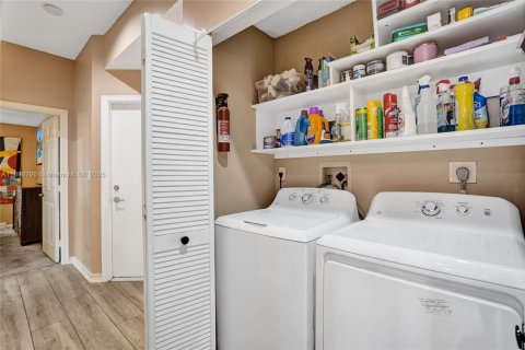 House in Pembroke Pines, Florida 3 bedrooms, 120.03 sq.m. № 1971312 - photo 13