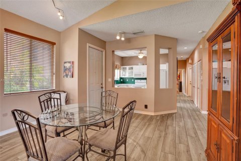 House in Pembroke Pines, Florida 3 bedrooms, 120.03 sq.m. № 1971312 - photo 9