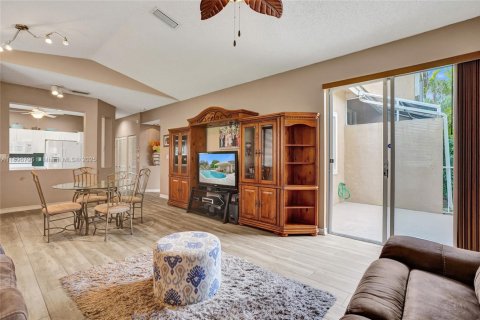 House in Pembroke Pines, Florida 3 bedrooms, 120.03 sq.m. № 1971312 - photo 16