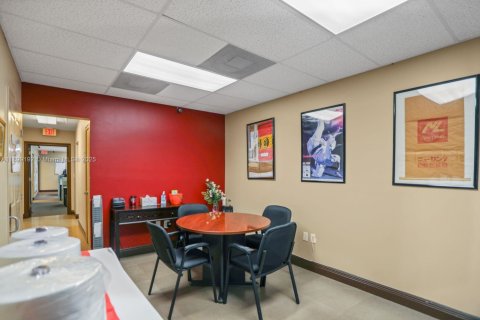 Propiedad comercial en venta en Miami, Florida № 1951168 - foto 10